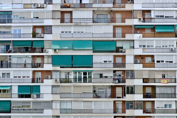Barrio del Pilar, Madrid / İspanya - 31 Ağustos 2020: Şehrin kentsel kesiminde çoğunlukla yaşlıların yaşadığı tipik yüksek nüfuslu bölge cephesi
