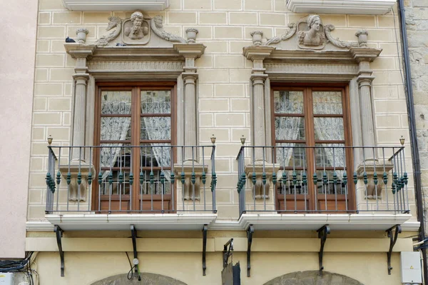 Duas Varandas Decoradas Antigo Edifício Histórico Centro Cidade Jaca Aragão — Fotografia de Stock