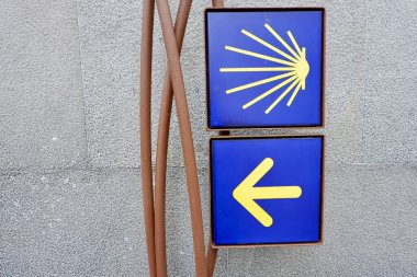 İspanya, Jaca caddesinde Santiago yolunu gösteren iki işaret var.