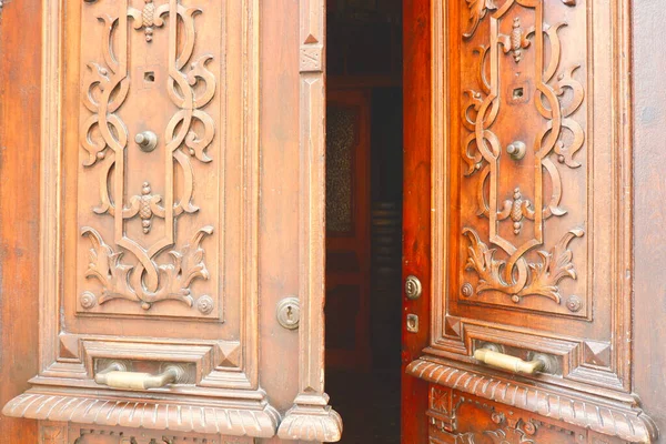 Элегантные Классические Двойные Двери Открыты Деревянная Потрепанная Поверхность Декоративными Деталями — стоковое фото