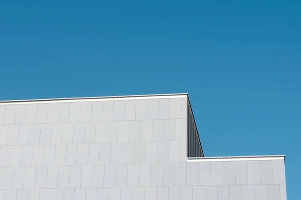 青い空に対して最小限の直線で白い壁 背景にシアン色のシンプルな建築様式 — ストック写真
