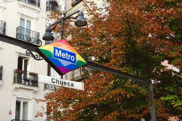Madrid, İspanya 'da sonbahar arkaplanı olan Chueca metro istasyonu tabelası. Gay mahallesinde sembolik lgbt ile metro girişi.