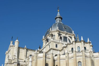 La Almudena Katedrali 'nin tepesinde Madrid, İspanya' daki Roma Katolik Kilisesi. Gotik mimari tarzı
