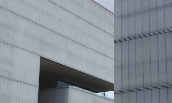 スペインのマドリードにオフィスビルのシンプルな直線 水平方向のファサード シンプルさ — ストック写真