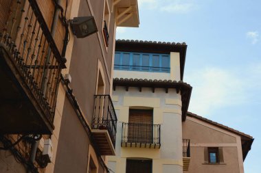 Balkonlu binalar bu canlı mahallede eşsiz bir şehir manzarası yaratıyor. Renklerin ve mimari tarzların karışımı karakter katar, keşif yapmaya teşvik eder..