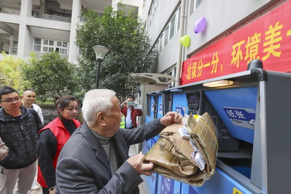 Resident Sorts His Garbage Recyclables Appropriate Disposal Bins Shanghai China — Stock Photo, Image