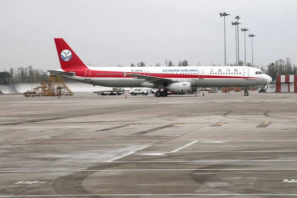 Egy Sugárhajtású Repülőgép Szecsuán Légitársaságok Parkol Chengdu Shuangliu International Airport — Stock Fotó