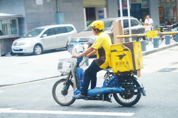 Meituan Dianping Mensajero Reparto Comida China Entrega Comidas Una Calle — Foto de Stock