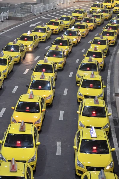 Los Taxis Están Alineados Terminal Del Aeropuerto Internacional Chongqing Jiangbei — Foto de Stock