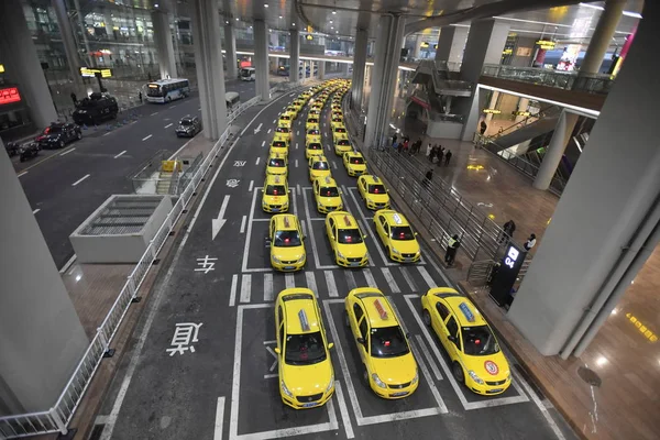 在中国重庆市玉北区重庆江北国际机场3号航站楼设置出租车 — 图库照片