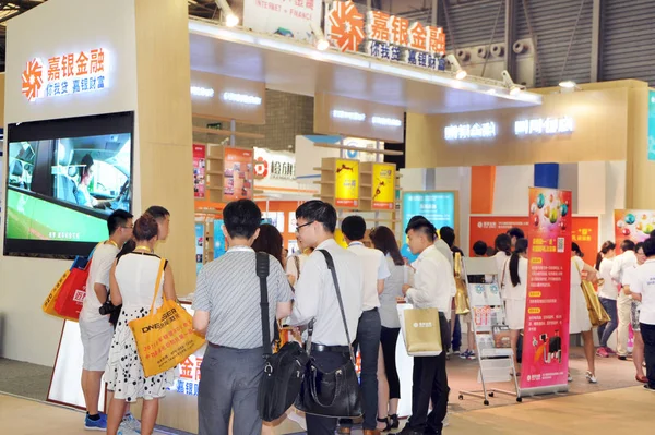 Pessoas Visitam Estande Grupo Jiayin Durante Uma Exposição Xangai China — Fotografia de Stock