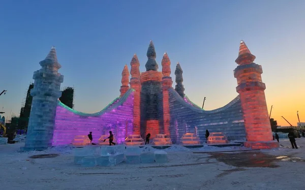 Китайские Художники Создают Подсвеченные Снежные Скульптуры Мира Льда Снега Харбине — стоковое фото