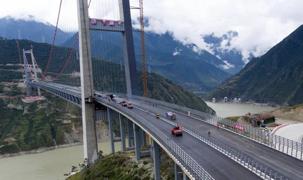 0月1日 连接中国西南四川省甘孜藏族自治州鲁定县大渡县高速公路上的兴康特大桥正在建设中 — 图库照片