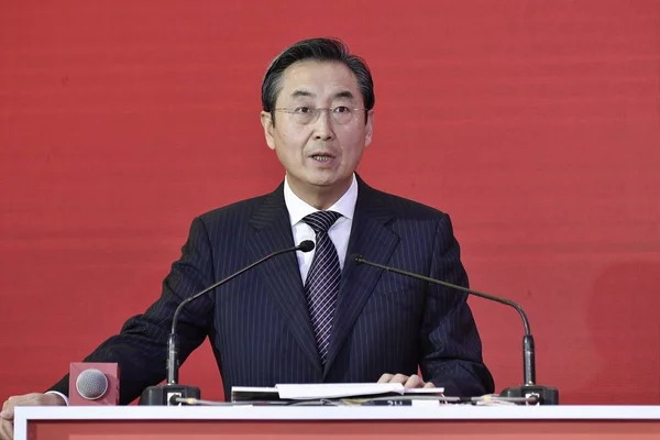 中国银行监事会主席王锡泉在2018年12月20日于中国北京举行的2018年国家事务论坛上发表讲话 — 图库照片