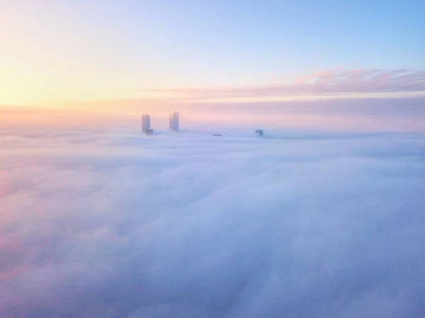 Edifícios Arranha Céus Elevados Estão Envoltos Por Nevoeiro Pesado Cidade — Fotografia de Stock