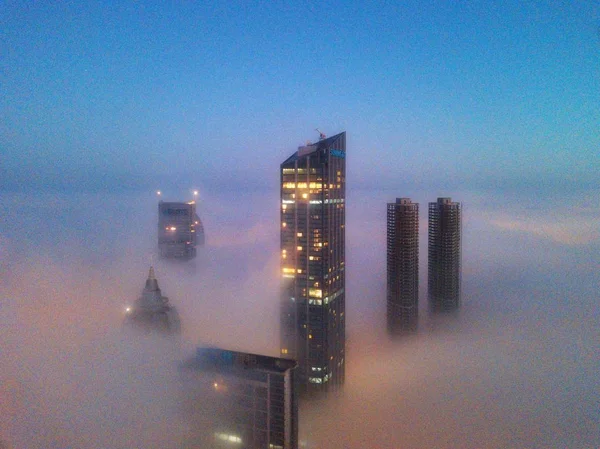 Edifícios Arranha Céus Elevados Estão Envoltos Por Nevoeiro Pesado Cidade — Fotografia de Stock