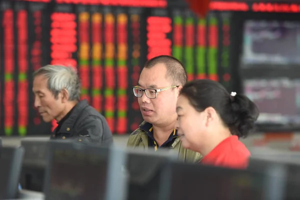 Chinese Investeerders Kijken Naar Prijzen Van Aandelen Rood Voor Prijs — Stockfoto