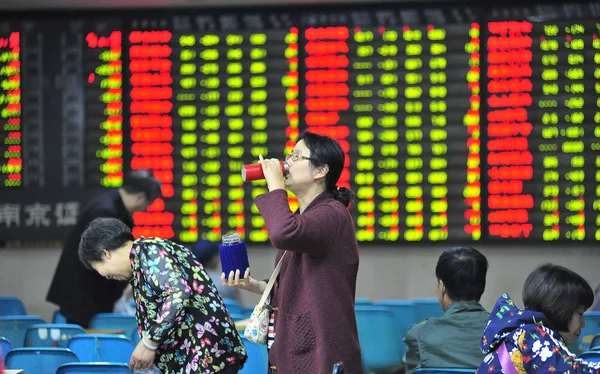 Китайські Інвестори Говорити Перед Електронне Табло Показуючи Цін Акцій Червоний — стокове фото