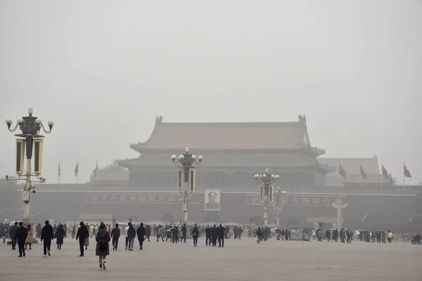 Туристи Відвідують Площі Тяньаньмень Протилежність Тяньаньмень Трибун Важких Смогу Пекіні — стокове фото