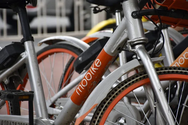 Bicycles Chinese Bike Sharing Service Mobike Lined Street Shenzhen City — Stock Photo, Image