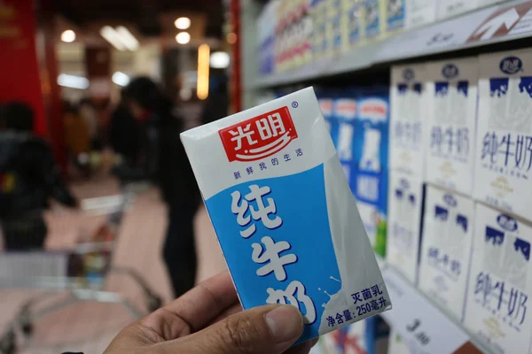 Ένας Πελάτης Αγοράζει Ένα Κουτί Καθαρού Γάλακτος Της Bright Γαλακτοκομικά — Φωτογραφία Αρχείου