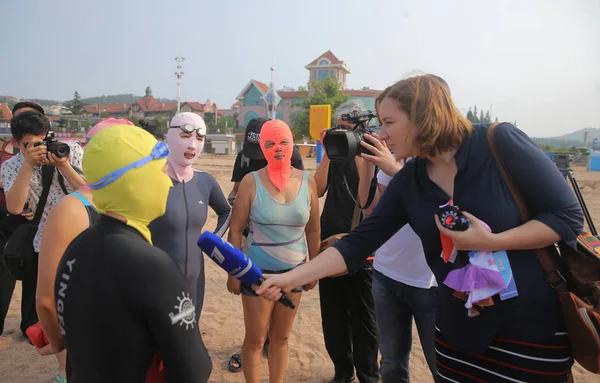 Swimmer Wearing Facekini Interviewed Beach Qingdao City East China Shandong — стоковое фото