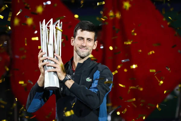 Novak Djokovic Sérvia Posa Com Seu Troféu Campeão Depois Derrotar — Fotografia de Stock