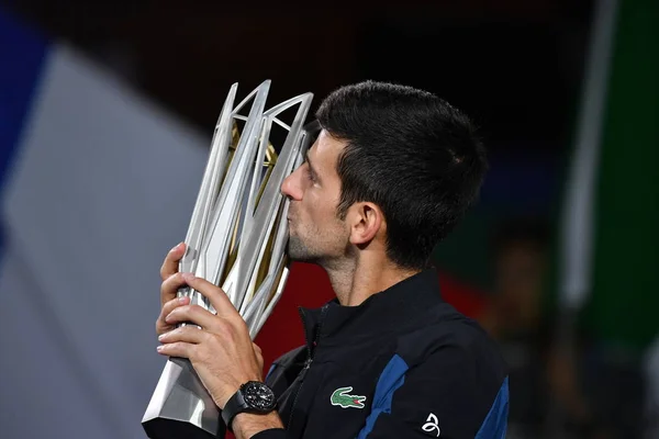 Novak Djokovic Serbiens Pussar Sin Champion Trophy Efter Att Besegrat — Stockfoto