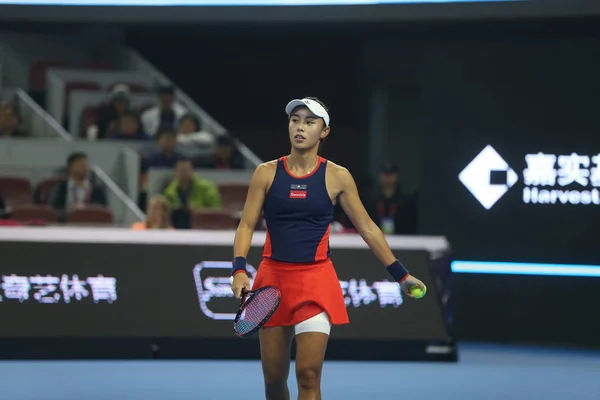 Wang Qiang China Reacciona Mientras Compite Contra Aryna Sabalenka Bielorrusia —  Fotos de Stock