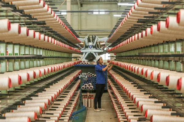 File Una Trabajadora China Encarga Producción Hilados Una Fábrica Textil —  Fotos de Stock
