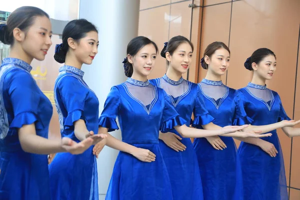 Chińskich Ochotników Ubrany Qipao Qipao Pozują Zdjęcia Przed Nadchodzących Piąty — Zdjęcie stockowe