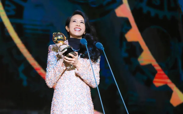 香港の歌手 女優のカレン 最も人気のある女性歌手 のトロフィー ポーズ 2018 上海で第 Migu 音楽賞で賞を受賞 — ストック写真