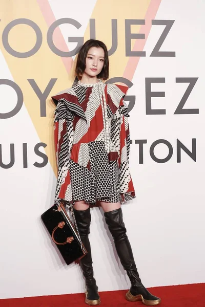 Modelo Chinês Juan Posa Como Ela Assiste Louis Vuitton Volez — Fotografia de Stock
