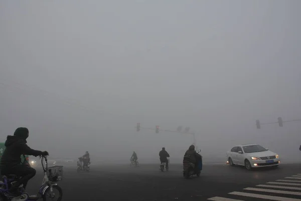 2018년 11월 13일 허베이성 한단시의 무거운 스모그 거리에서 오염에 대비한 — 스톡 사진
