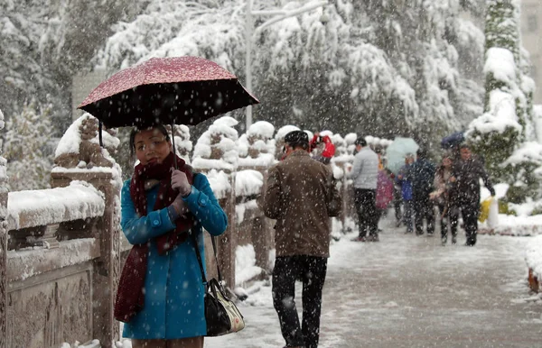 Voetgangers Lopen Sneeuw Urumqi City Noordwest China Xinjiang Uygur Autonome — Stockfoto