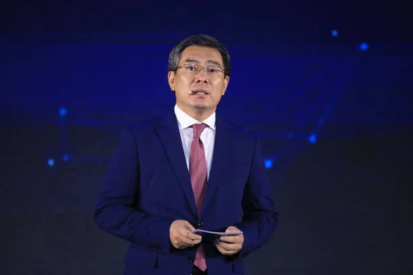 Yan Lida Director President Huawei Enterprise Business Group Introduces Ascend — 图库照片