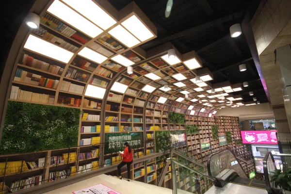 Cliente Lee Libros Frente Una Pared Libros Metros Altura Formada —  Fotos de Stock