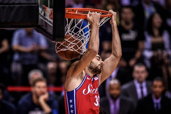 Furkan Korkmaz Philadelphia 76Ers Dunks Proti Dallas Mavericks Během Zápasu — Stock fotografie