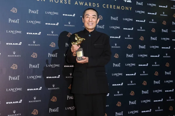 Director Chino Zhang Yimou Posa Con Trofeo Mejor Director Por — Foto de Stock