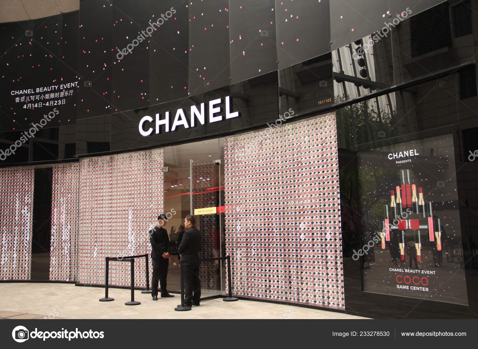 Karyawan Cina Terlihat Depan Butik Chanel Shanghai China April