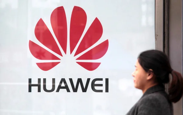 Peatón Pasa Por Una Tienda Huawei Ciudad Changzhou Provincia Jiangsu — Foto de Stock