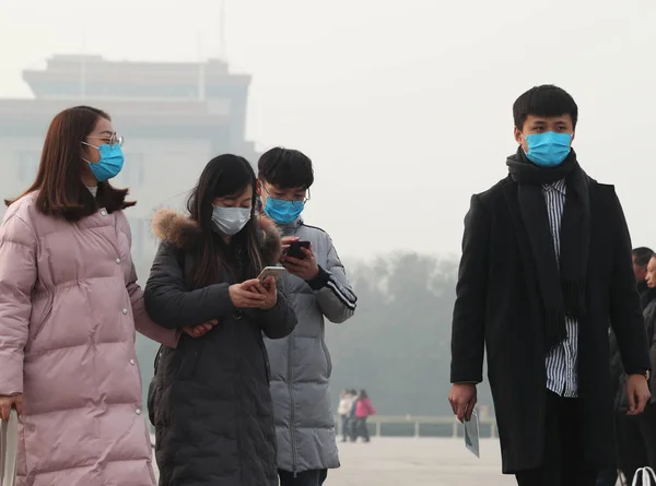Китайские Туристы Масках Против Загрязнения Воздуха Посещают Площадь Тяньаньмэнь Тяжелым — стоковое фото