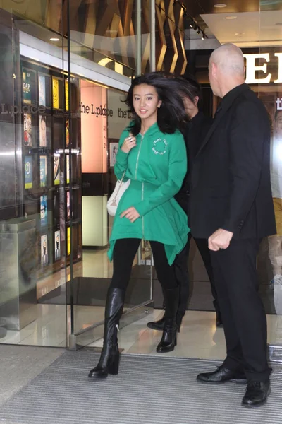日本偶像 地图明星木村武谷的女儿 歌手静冈 库多于 7日在中国香港一家餐馆外合影 被亲切地称为 — 图库照片
