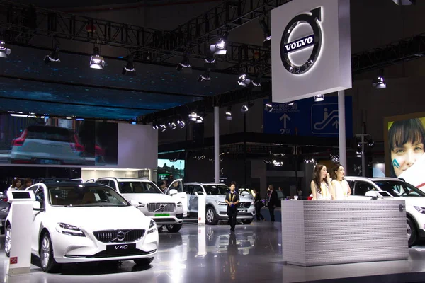 Pessoas Visitam Estande Volvo Durante Primeira Exposição Internacional Importação China — Fotografia de Stock