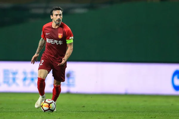 アルゼンチン人フットボール選手河北省中国の幸運のエセキエル Lavezzi は広州市に中国南部の広東省 2018 中国サッカー協会スーパー リーグ Csl の中に のラウンドの試合で広州 に対してドリブルします — ストック写真