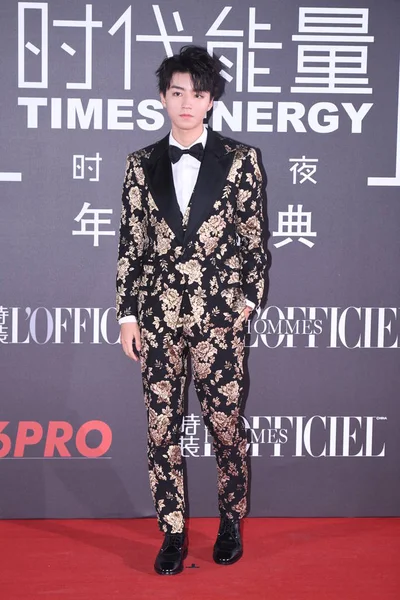 Karry 王や王の商務中国語の少年グループ Tfboys のポーズとして彼が北京 中国の Officiel のファッションの夜 2018 2018 日レッド — ストック写真