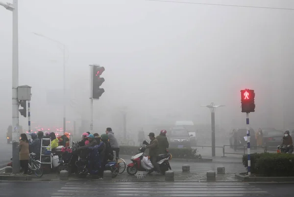 Los Ciclistas Viajan Una Calle Con Niebla Pesada Ciudad Nanjing —  Fotos de Stock