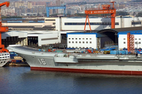 中国首艘国产航空母舰001A 号于2018年11月6日在中国东北辽宁省大连市完成第三次海上试验后 抵达大连造船业有限公司造船厂 — 图库照片