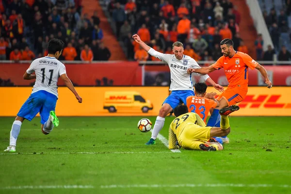 Futbolista Alemán Felix Bastians Izquierda Tianjin Teda Pasa Pelota Contra — Foto de Stock