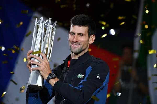 Novak Djokovic Sérvia Posa Com Seu Troféu Campeão Depois Derrotar — Fotografia de Stock